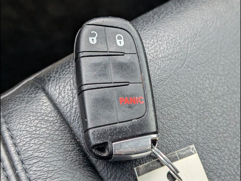 Used 2018 Diamond Black Crystal Pearl Coat Jeep Laredo image 18