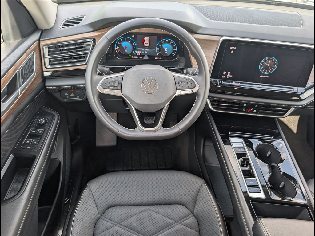 Used 2024 Platinum Gray Metallic Volkswagen SE image 18