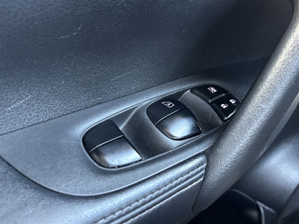 Used 2018 Brilliant Silver Nissan SL image 18