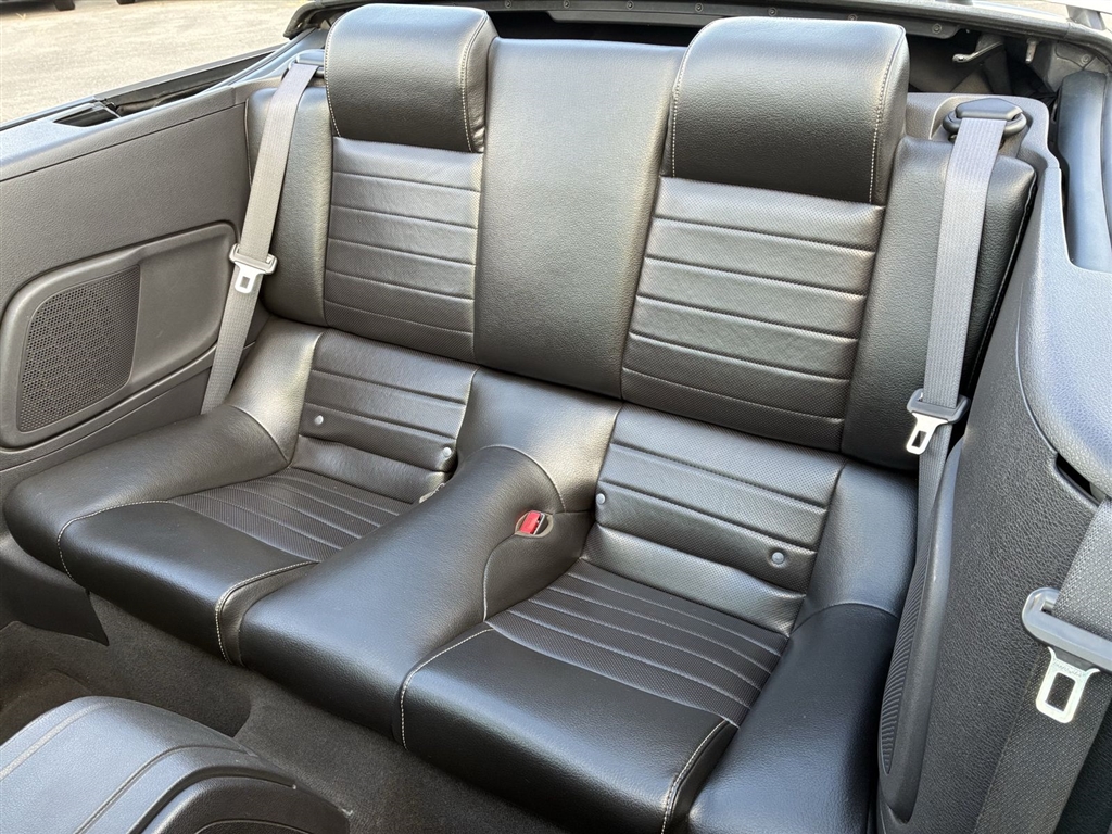 Used 2010 Performance White Clearcoat Ford GT Premium image 20