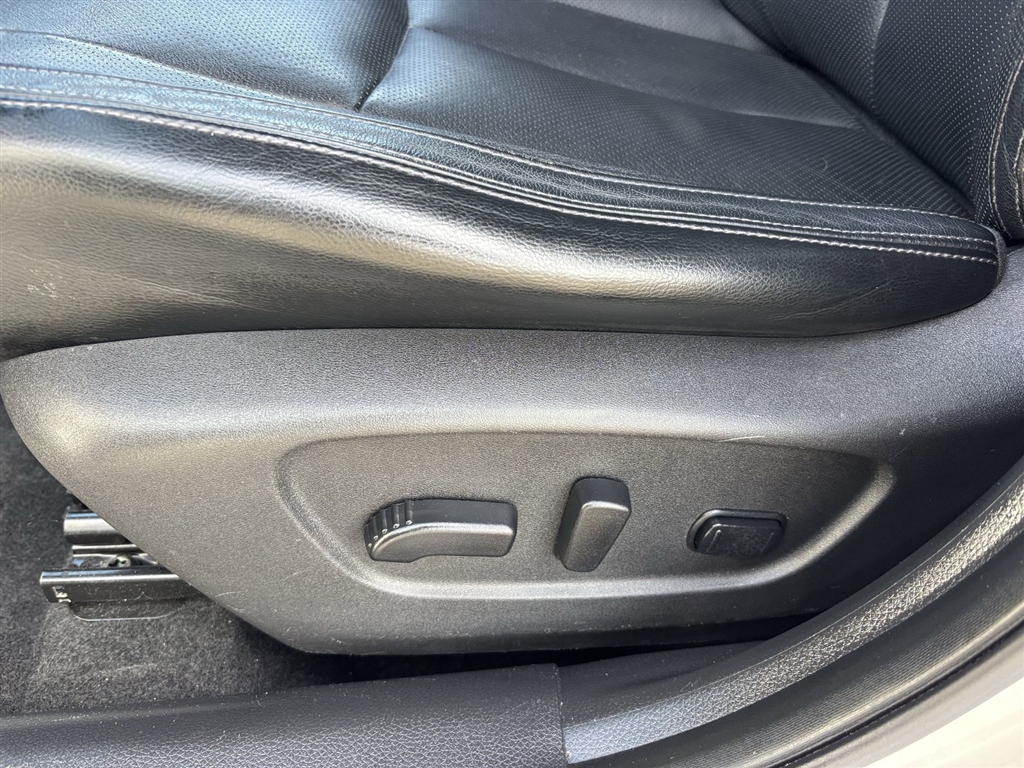 Used 2018 Brilliant Silver Nissan SL image 20