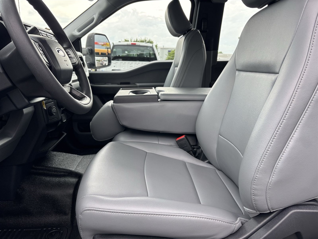 Used 2024 Oxford White Ford XL image 21