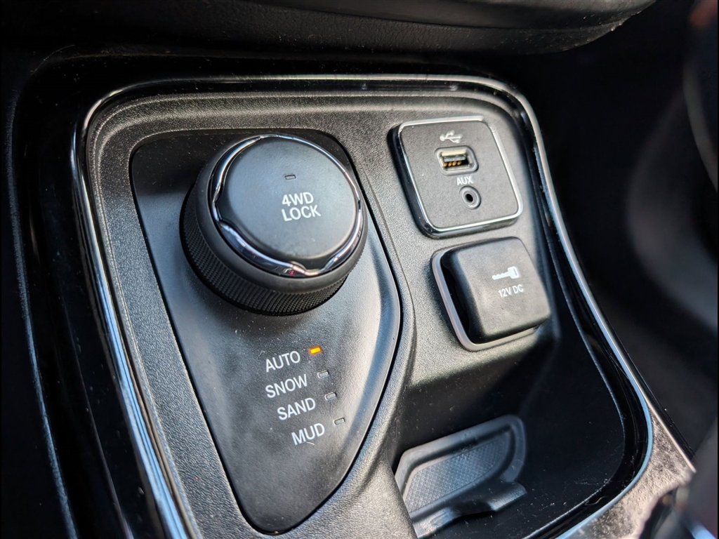 Used 2018 Diamond Black Crystal Pearl Coat Jeep Limited image 21