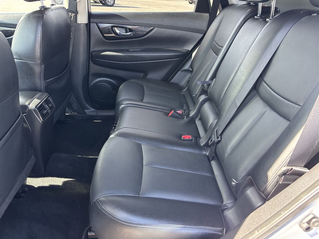 Used 2018 Brilliant Silver Nissan SL image 21