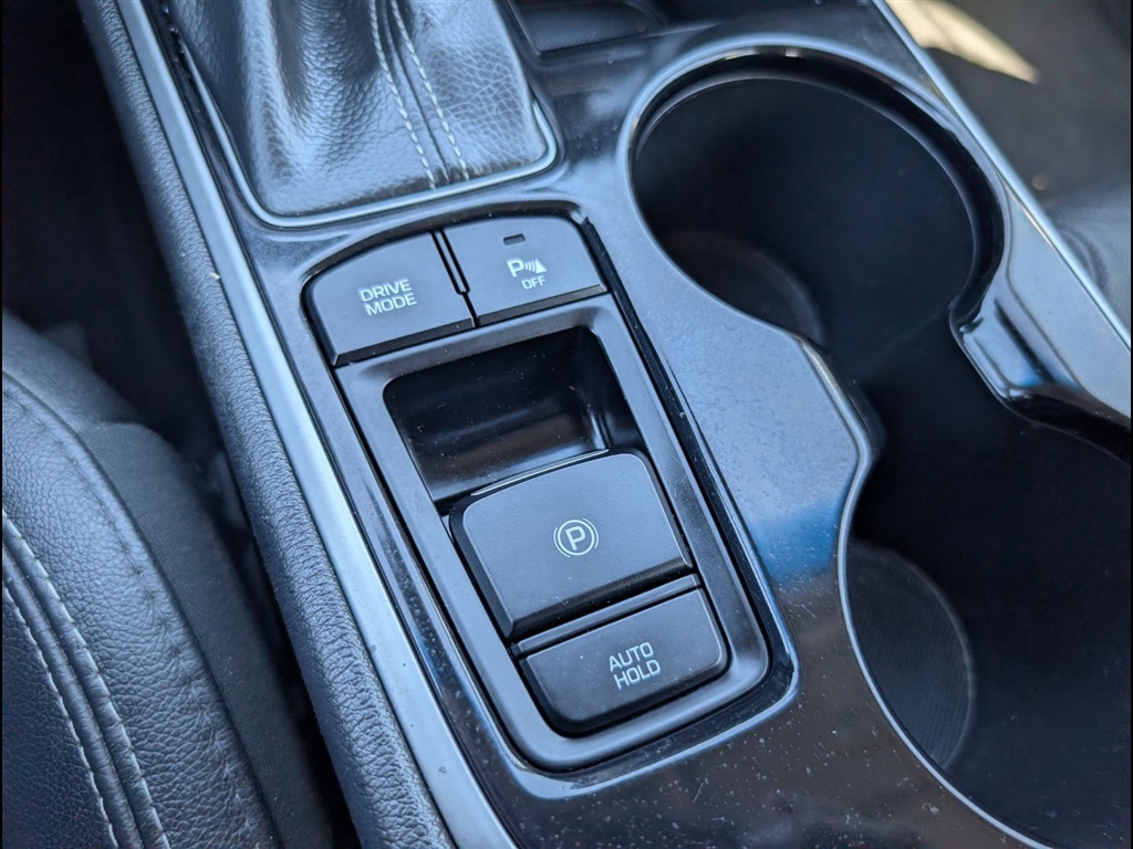 Used 2018 Quartz White Pearl Hyundai Limited image 22