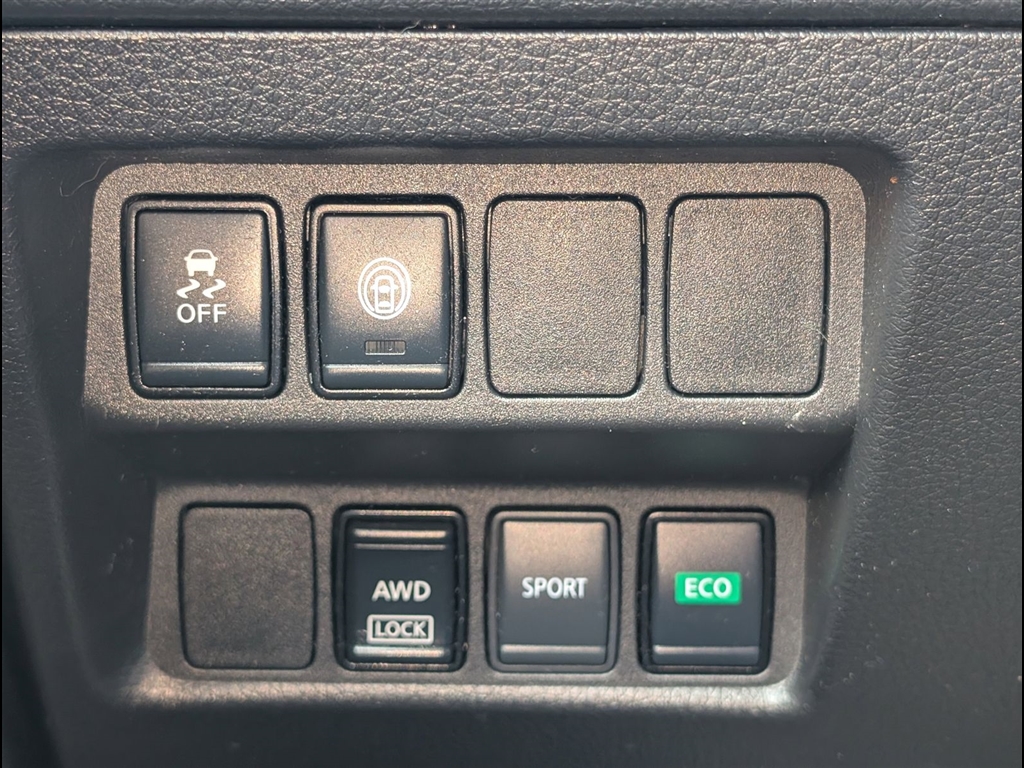 Used 2021 Glacier White Nissan S image 22