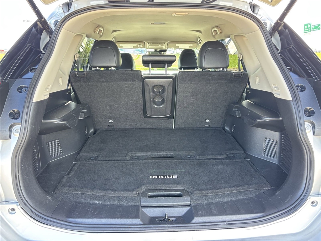 Used 2018 Brilliant Silver Nissan SL image 22