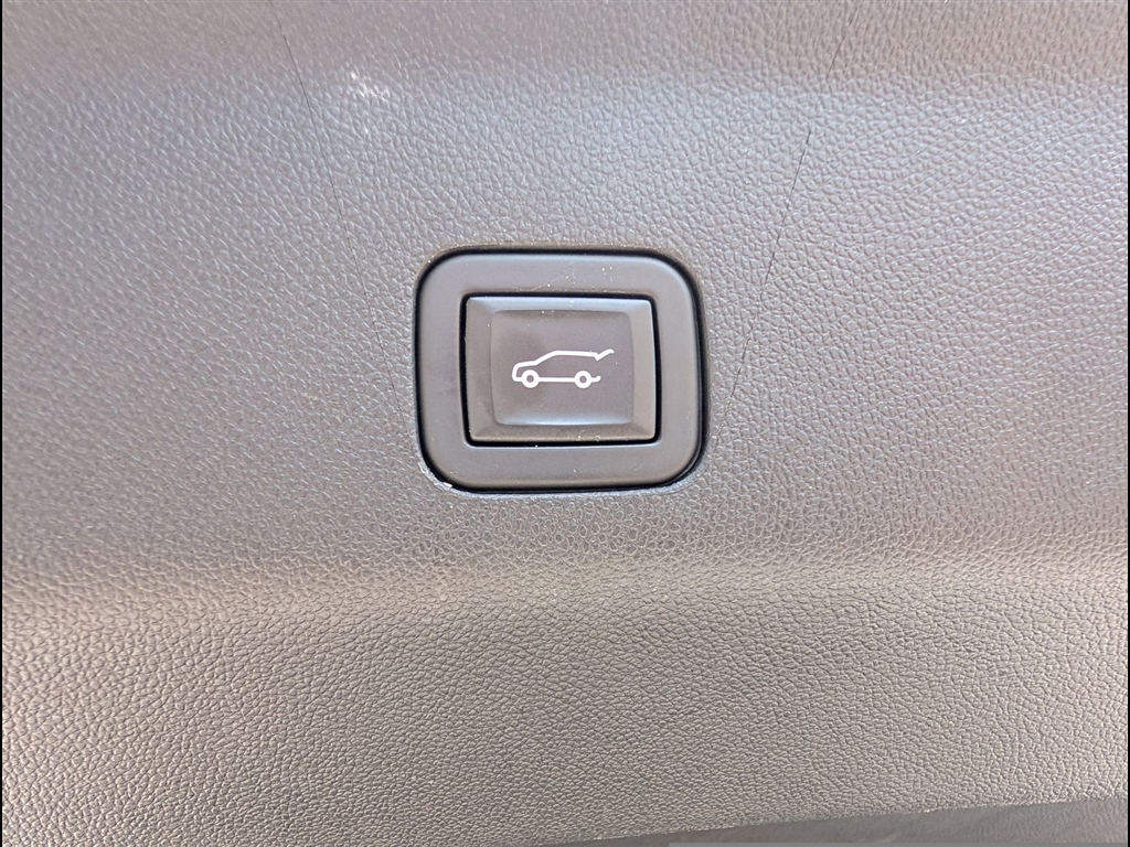 Used 2024 Summit White Chevrolet LT image 23