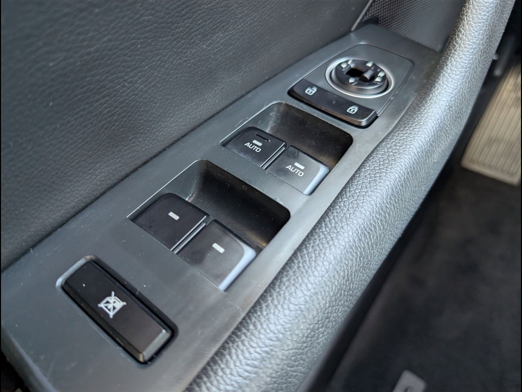 Used 2018 Quartz White Pearl Hyundai Limited image 23