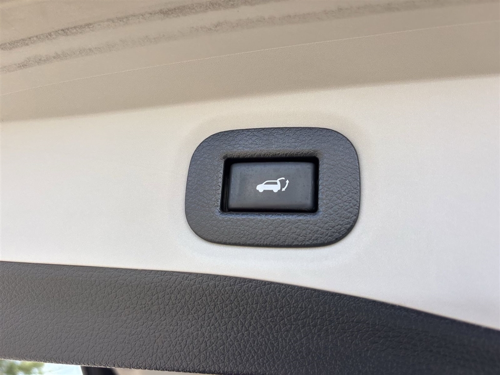 Used 2018 Brilliant Silver Nissan SL image 23