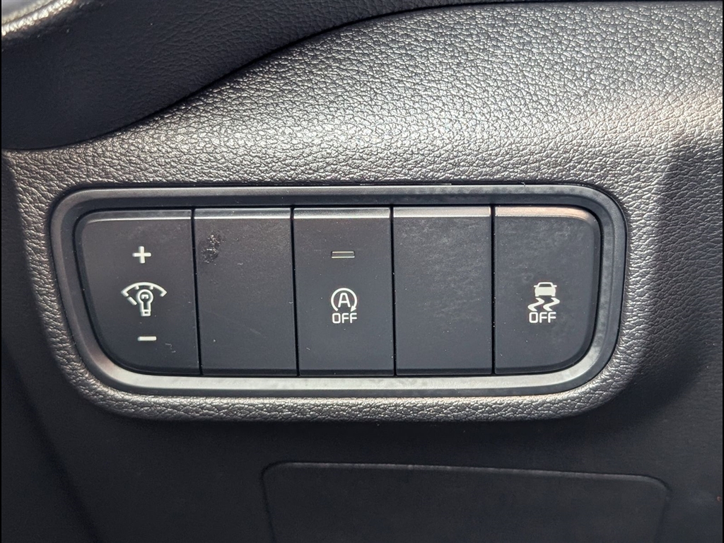 Used 2020 Snow White Pearl Kia LX image 23