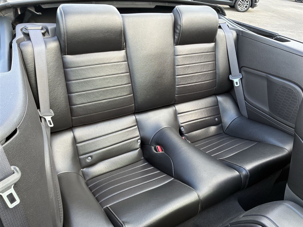 Used 2010 Performance White Clearcoat Ford GT Premium image 24