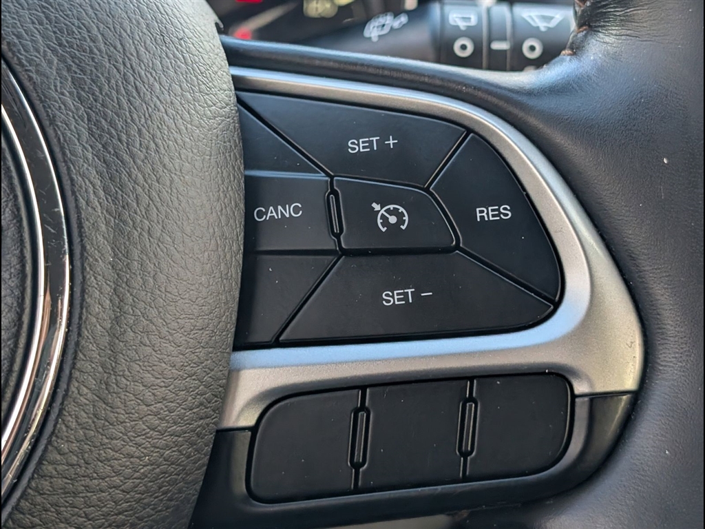 Used 2018 Diamond Black Crystal Pearl Coat Jeep Limited image 24