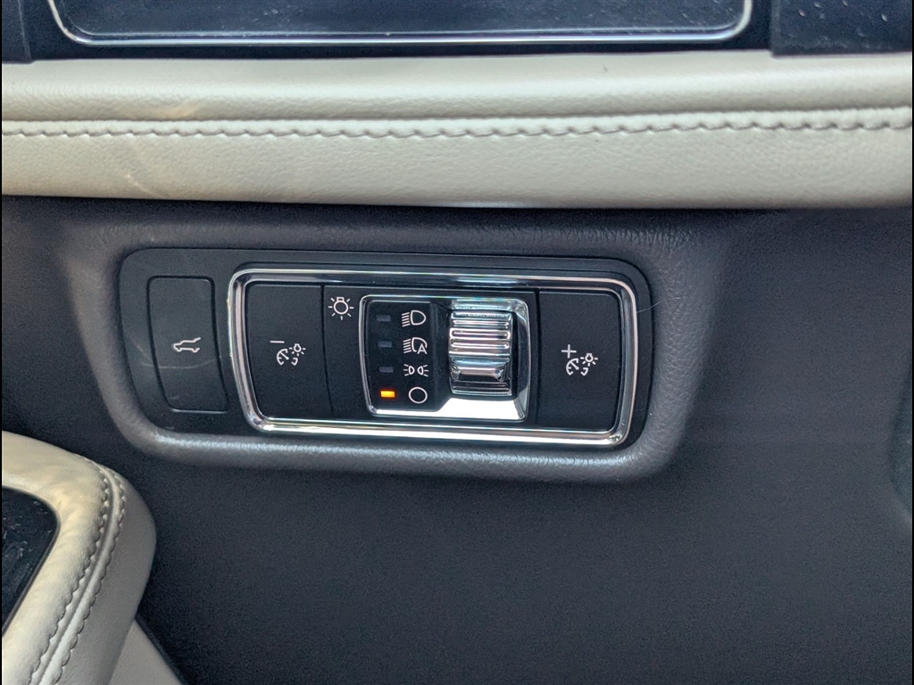 Used 2023 Silver Radiance Lincoln Standard image 24