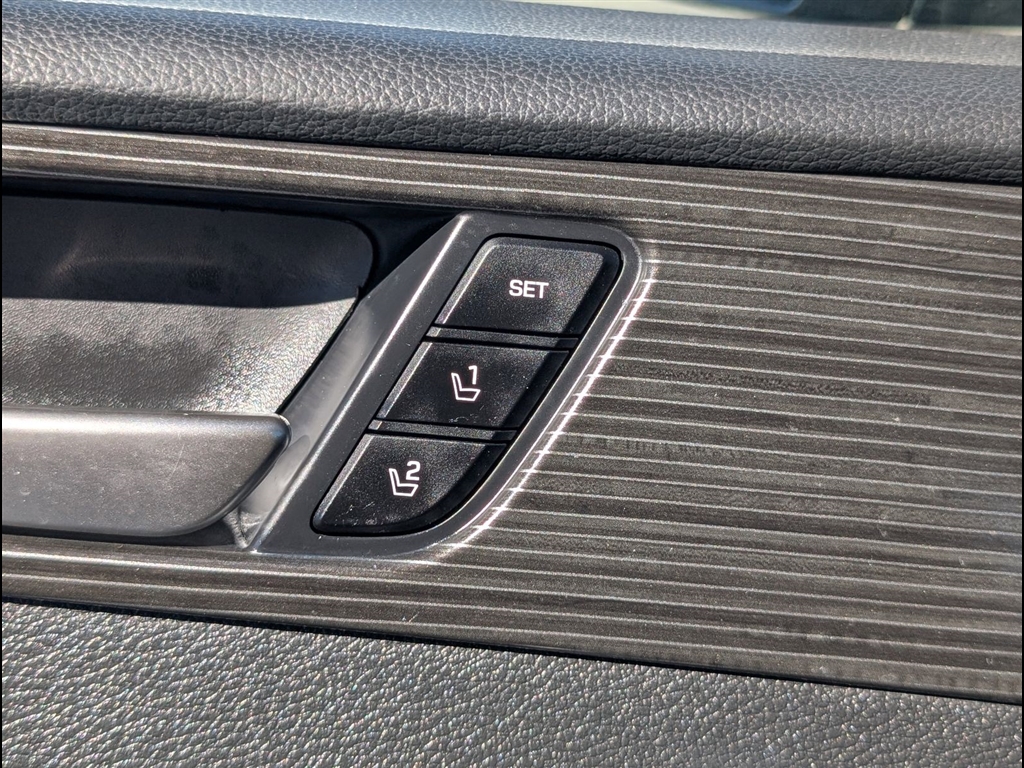 Used 2018 Quartz White Pearl Hyundai Limited image 24