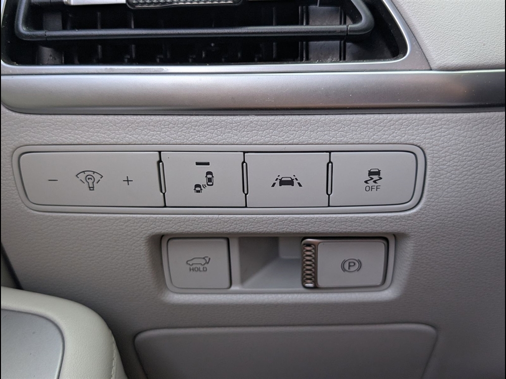 Used 2021 Hyper White Hyundai SEL image 24