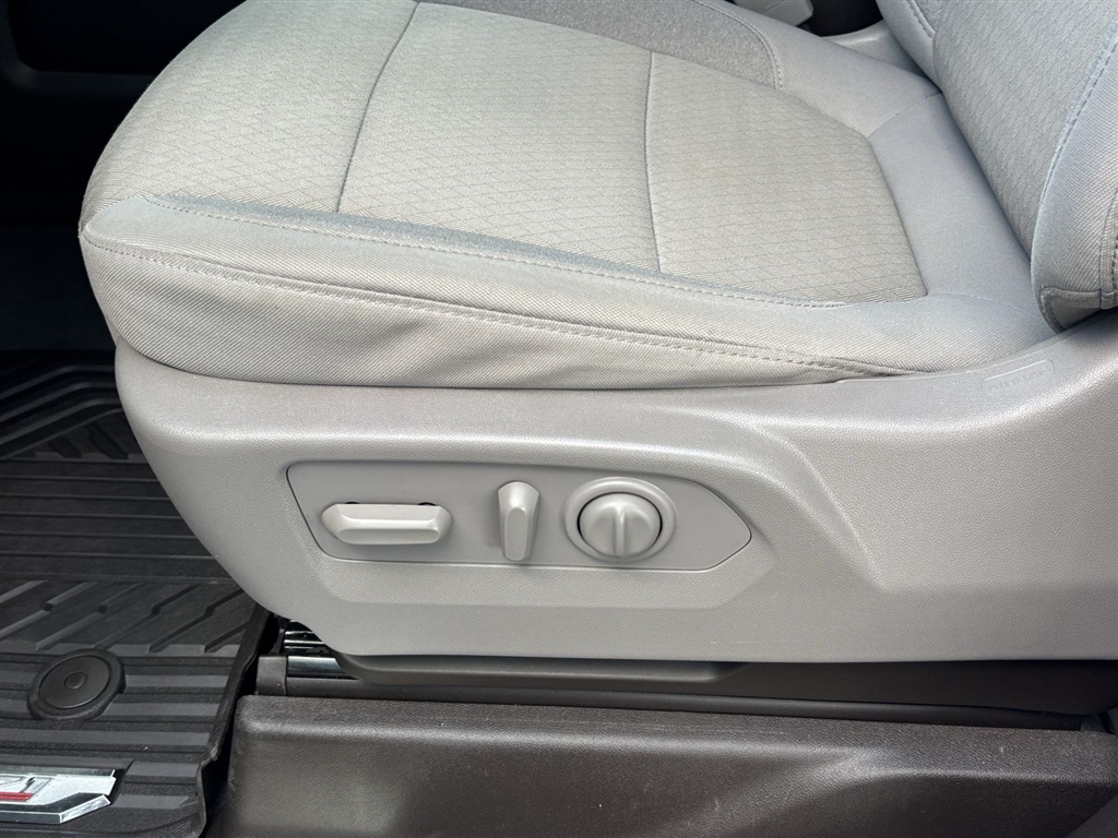 Used 2022 Summit White Chevrolet RST image 25