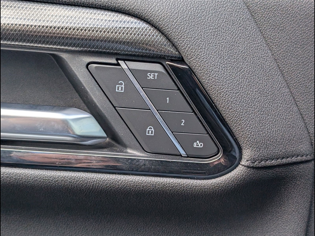 Used 2025 Summit White GMC AT4 image 25