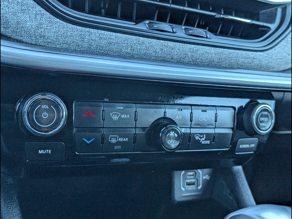 Used 2024 Bright White Clear Coat Jeep Latitude image 25