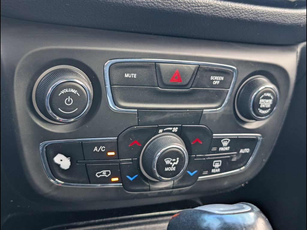 Used 2018 Diamond Black Crystal Pearl Coat Jeep Limited image 25