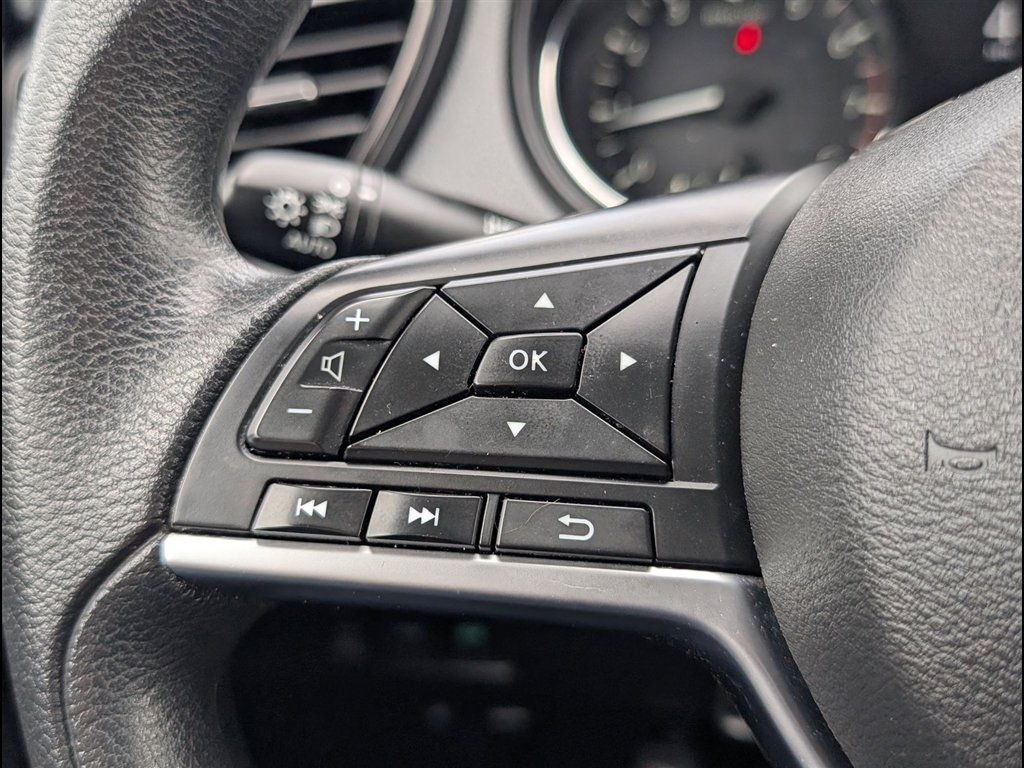 Used 2021 Glacier White Nissan S image 25