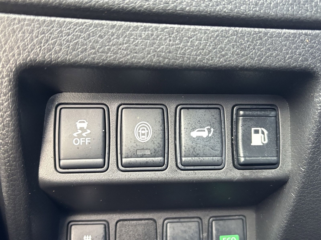 Used 2018 Brilliant Silver Nissan SL image 25