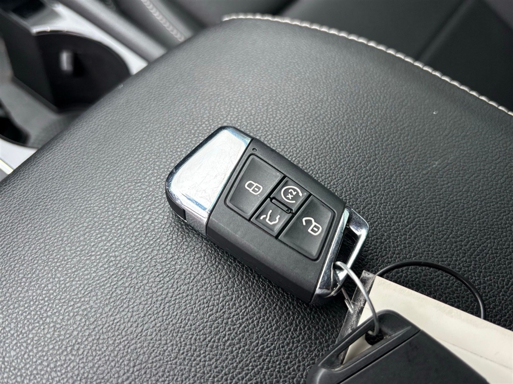 Used 2023 Blue Volkswagen V6 SE image 26