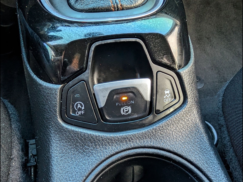 Used 2018 Diamond Black Crystal Pearl Coat Jeep Limited image 26