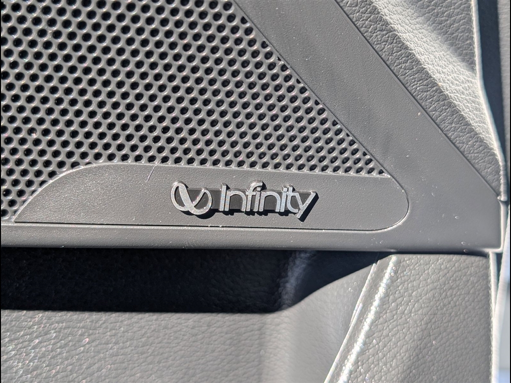 Used 2018 Quartz White Pearl Hyundai Limited image 26