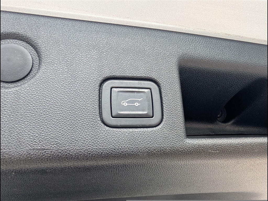 Used 2020 Silver Ice Metallic Chevrolet LT image 27