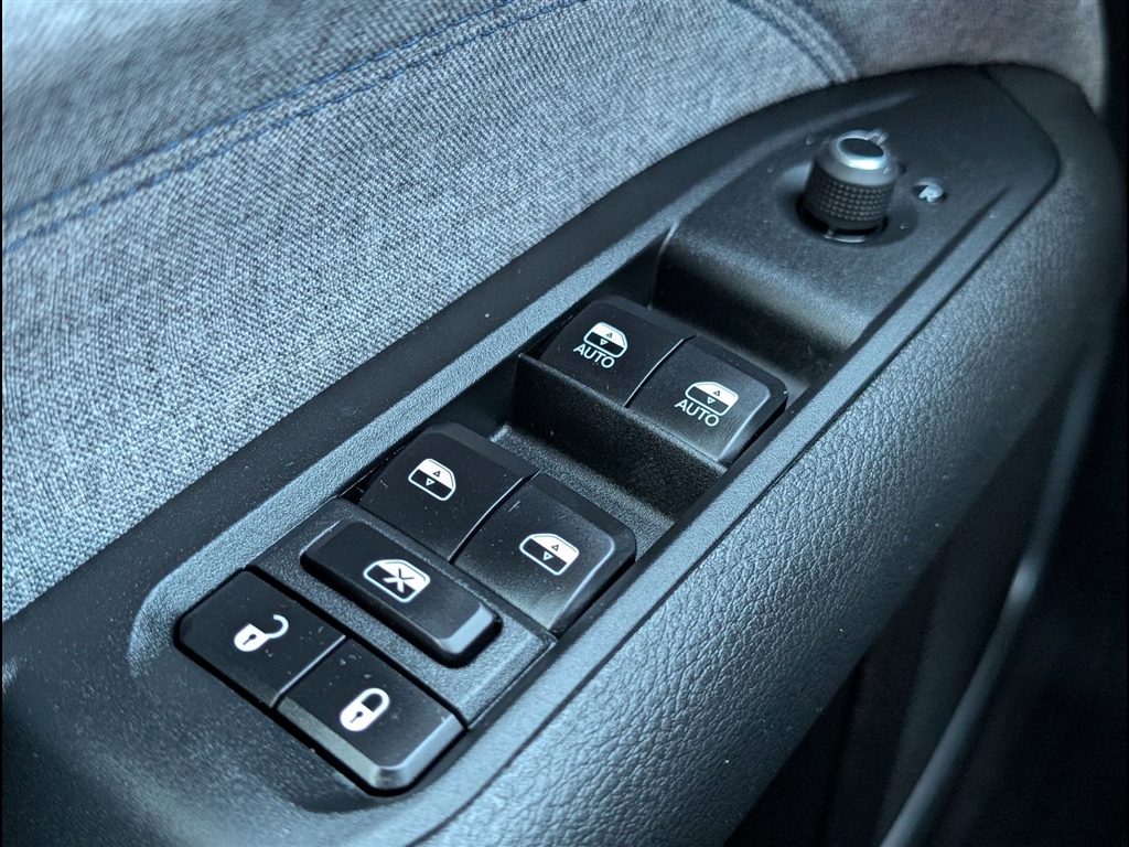 Used 2024 Bright White Clear Coat Jeep Latitude image 27