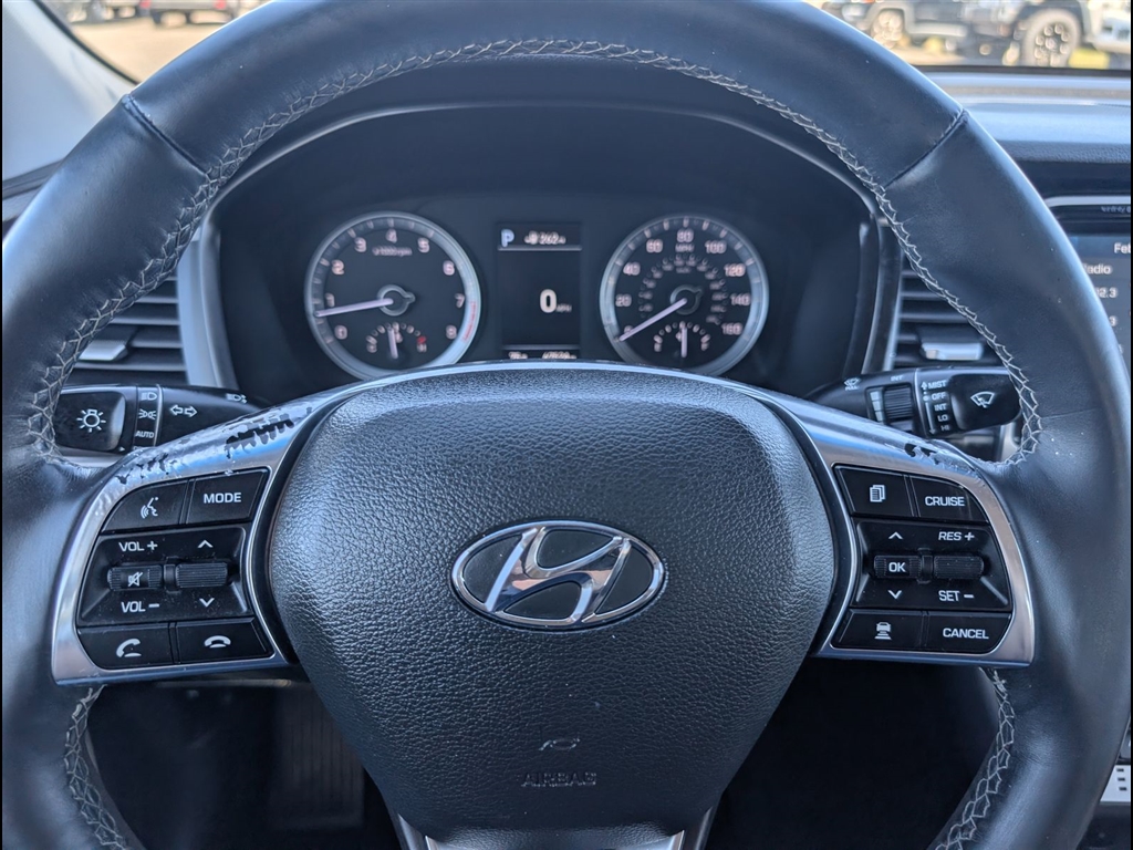 Used 2018 Quartz White Pearl Hyundai Limited image 27