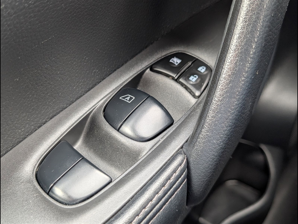 Used 2021 Glacier White Nissan S image 27