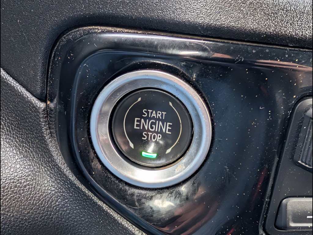 Used 2024 Summit White Chevrolet LT image 28