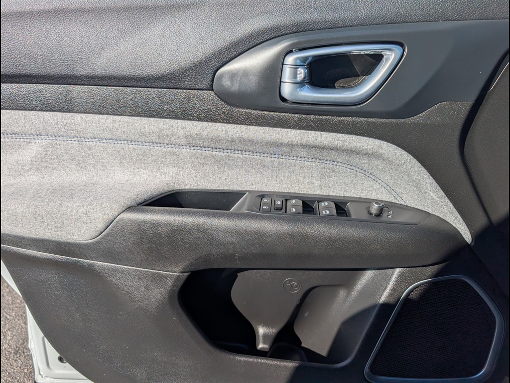 Used 2024 Bright White Clear Coat Jeep Latitude image 28