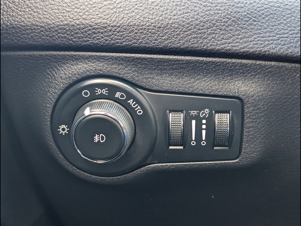 Used 2018 Diamond Black Crystal Pearl Coat Jeep Limited image 28