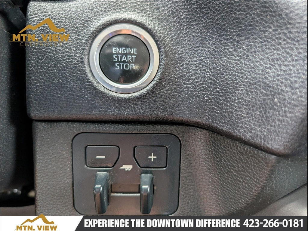 Used 2022 White Toyota SR5 image 29