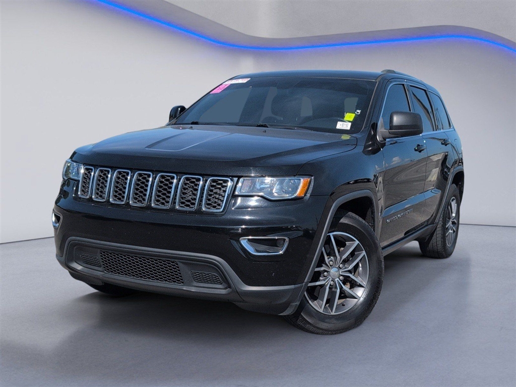 Used 2018 Diamond Black Crystal Pearl Coat Jeep Laredo image 2