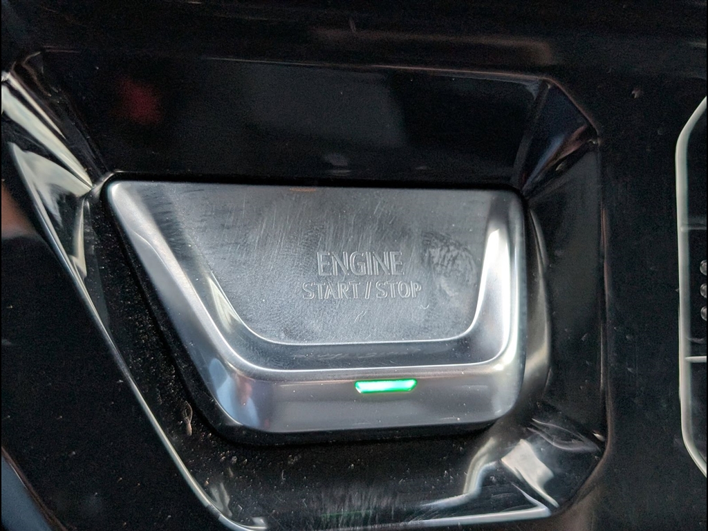 Used 2025 Summit White GMC AT4 image 30