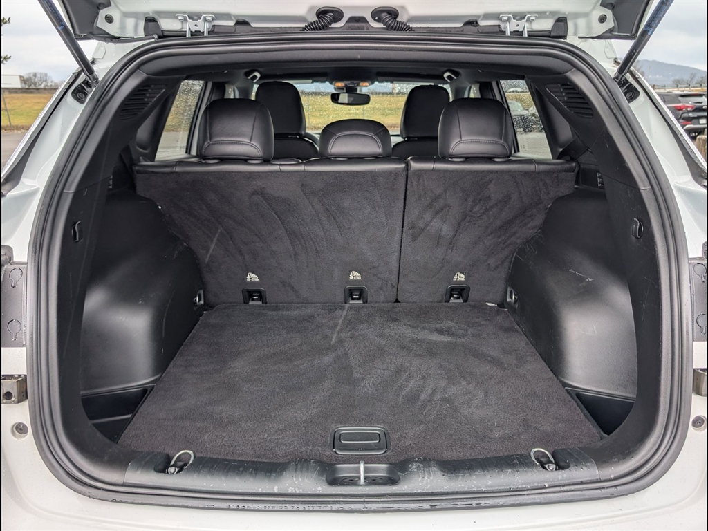 Used 2024 Bright White Clear Coat Jeep Latitude image 30