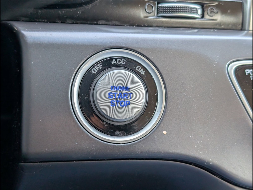 Used 2018 Quartz White Pearl Hyundai Limited image 30