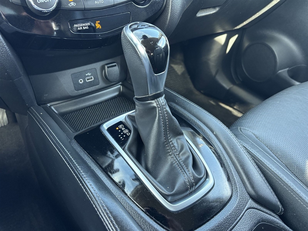 Used 2018 Brilliant Silver Nissan SL image 30