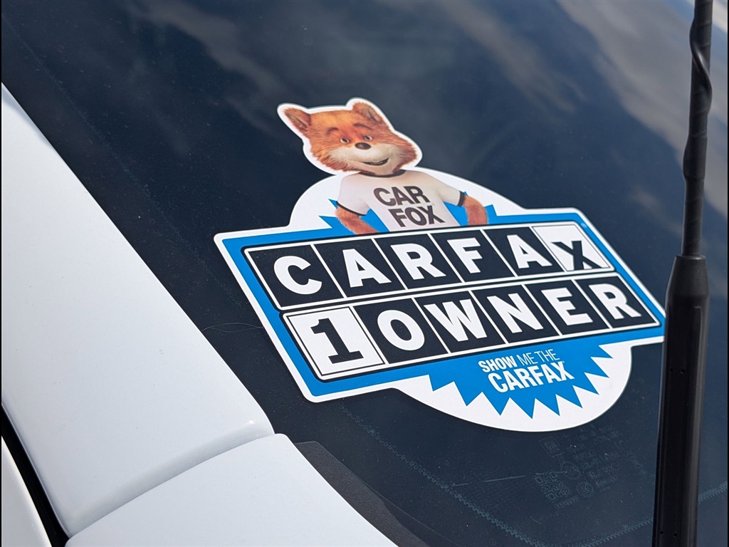 Used 2025 Summit White GMC AT4 image 31