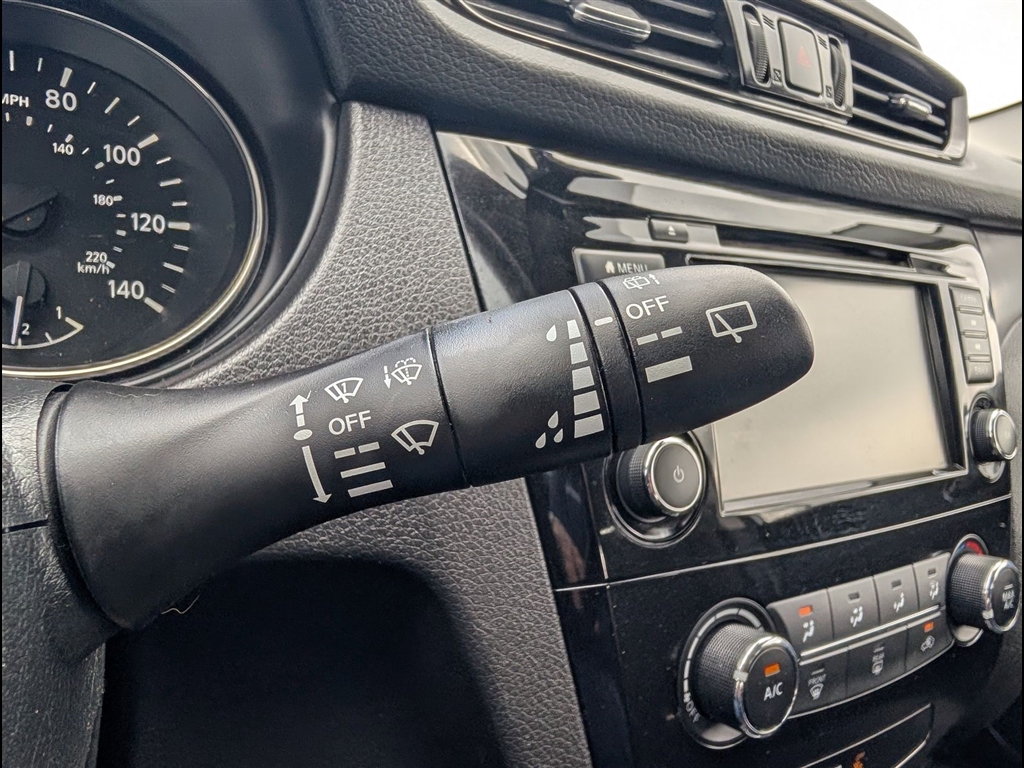 Used 2021 Glacier White Nissan S image 31