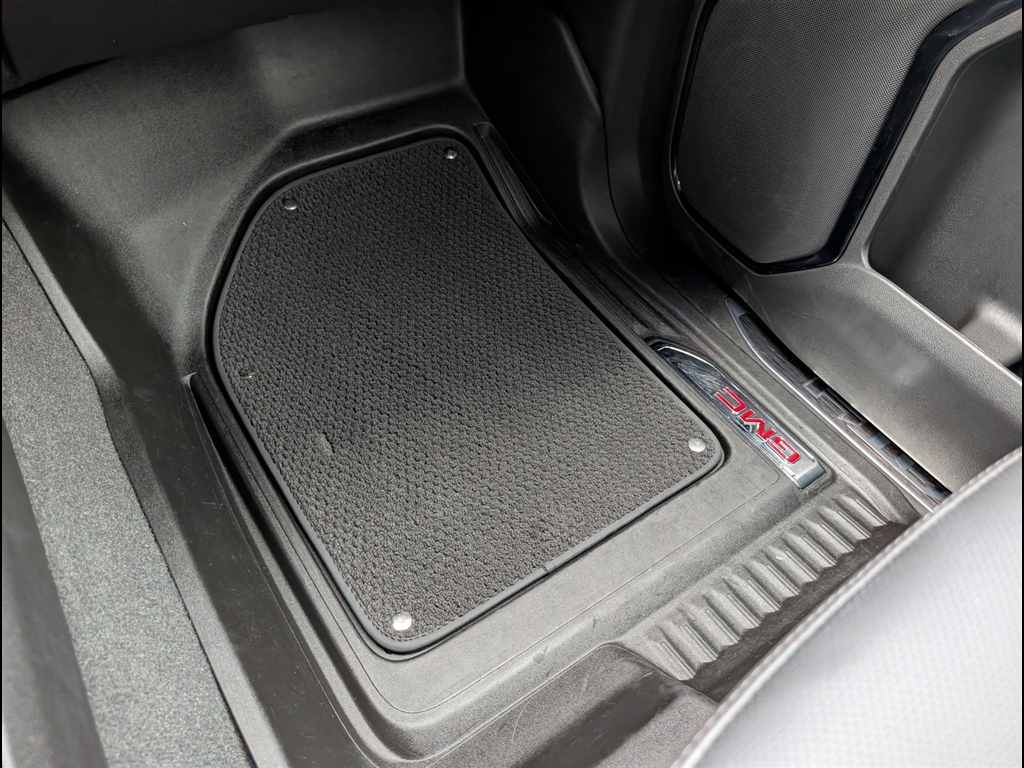 Used 2025 Summit White GMC AT4 image 32