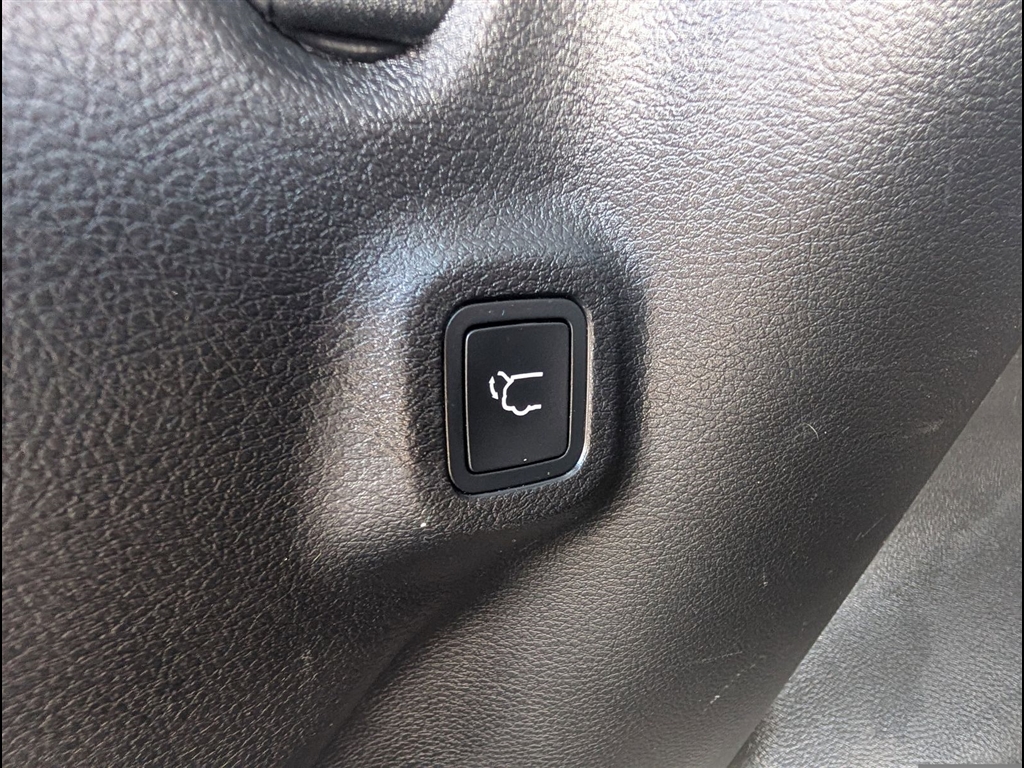 Used 2018 Diamond Black Crystal Pearl Coat Jeep Limited image 32