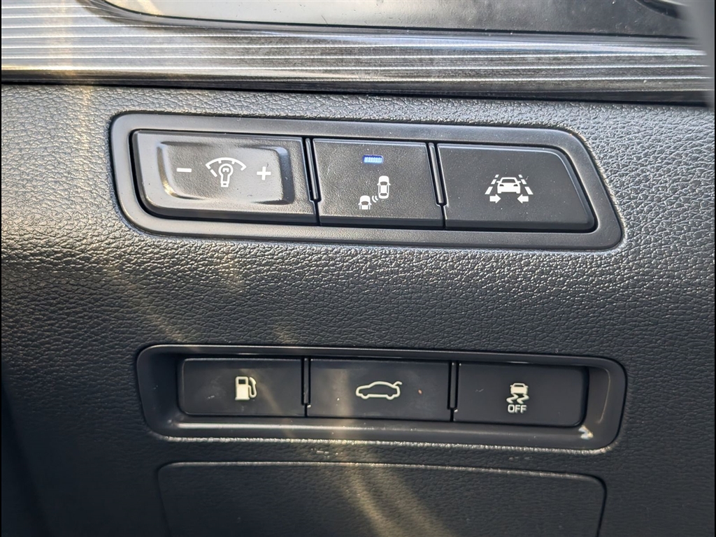 Used 2018 Quartz White Pearl Hyundai Limited image 32