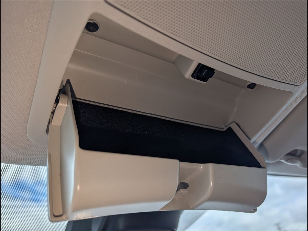 Used 2021 Glacier White Nissan S image 32