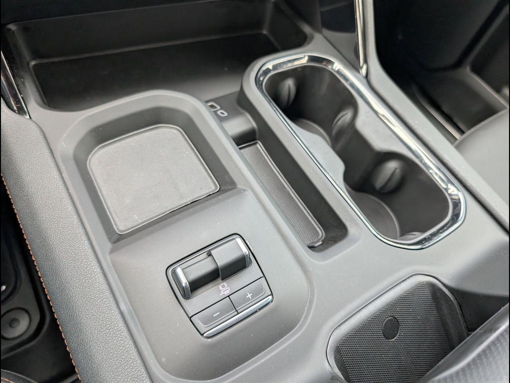 Used 2025 Summit White GMC AT4 image 33