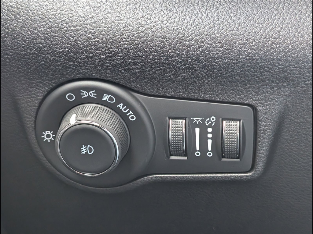 Used 2024 Bright White Clear Coat Jeep Latitude image 33